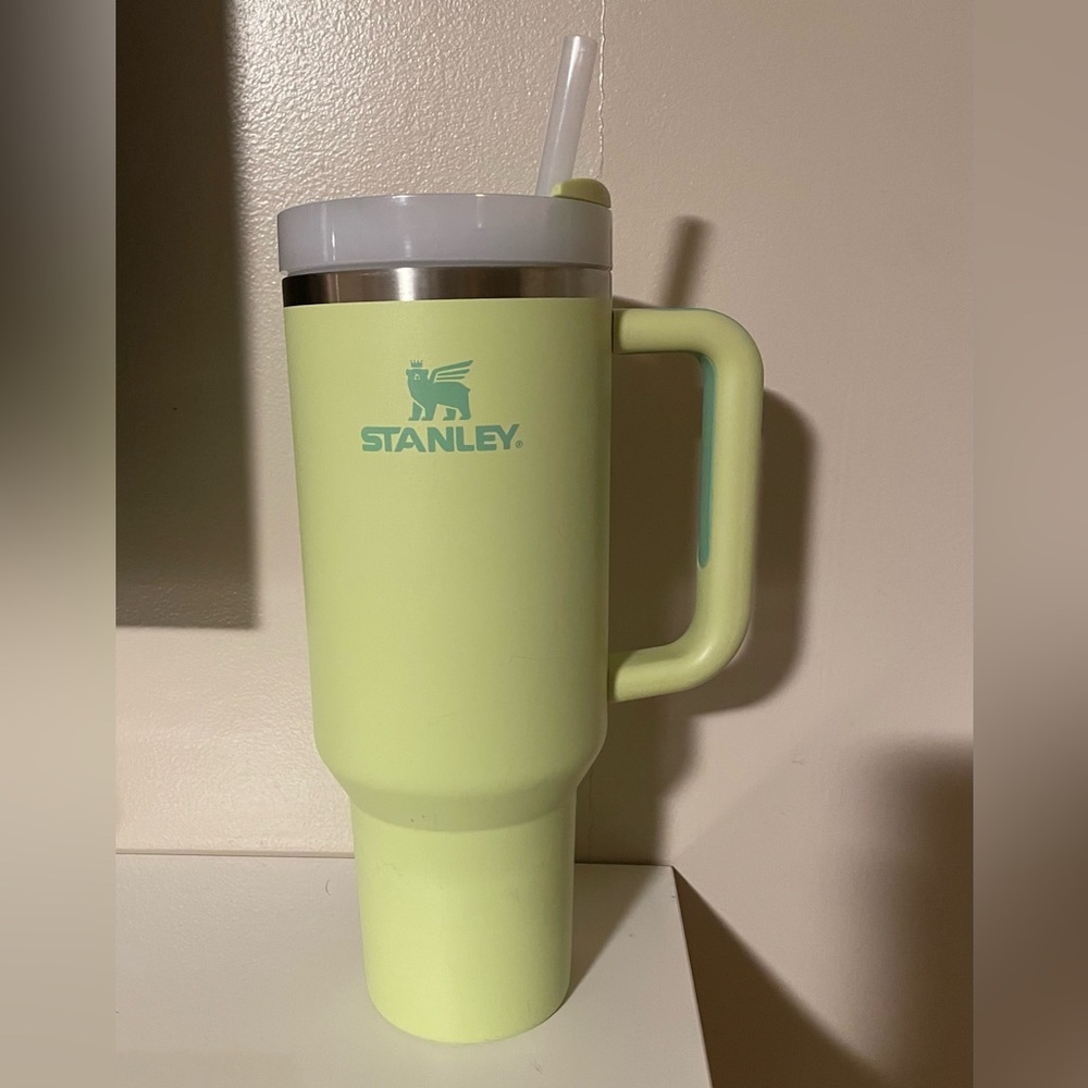 Lime Green Stanley Tumbler with Straw 40oz
Quencher H2.0